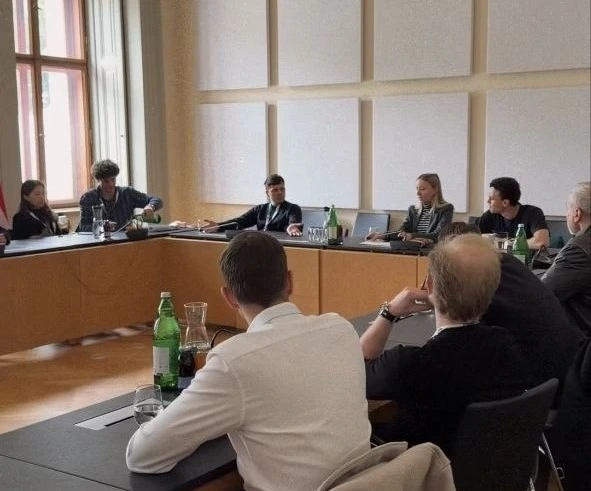 Diskussion im Parlamentsclub der NEOS mit Tom &amp; Bernhard von DrGreen (Vordergrund), NEOS Nationalratsabgeordneter Ines Holzegger (mittig), ÖCB Vorsitzender Klaus Hübner (rechts), Ex-Neos "Hanfminister" Paul Burger (links v. Holzegger) und weiteren Vertretern der Branche.