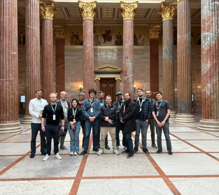 Gruppenfoto der Branchenvertreter in der Säulenhalle des österreichischen Parlaments